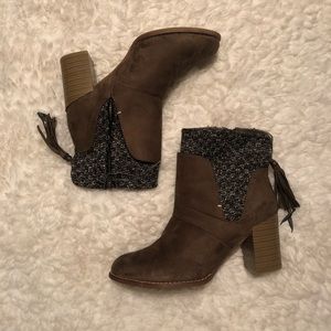 NWT Muk Luk’s Heeled Suede Booties